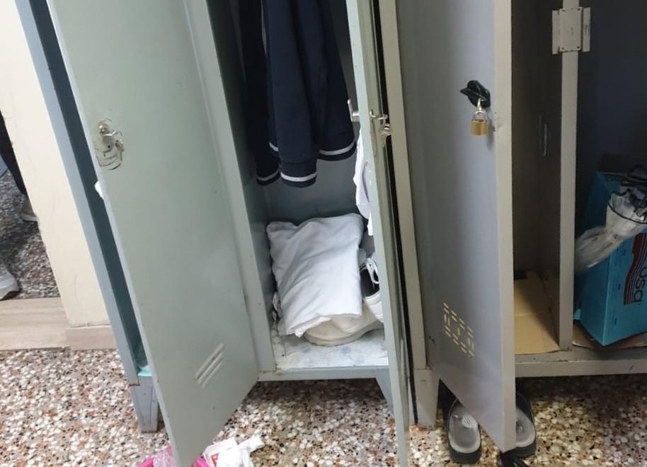 Vandali irrompono a scuola per i soldi delle macchinette 