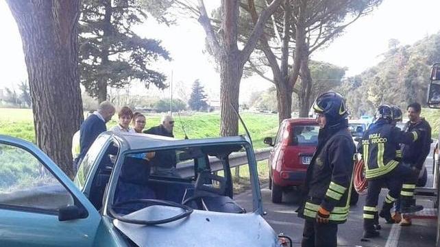 Estratto dall’abitacolo dai vigili del fuoco