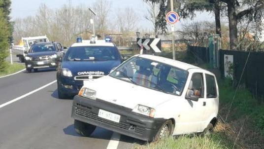 Auto sbanda: salvi due anziani