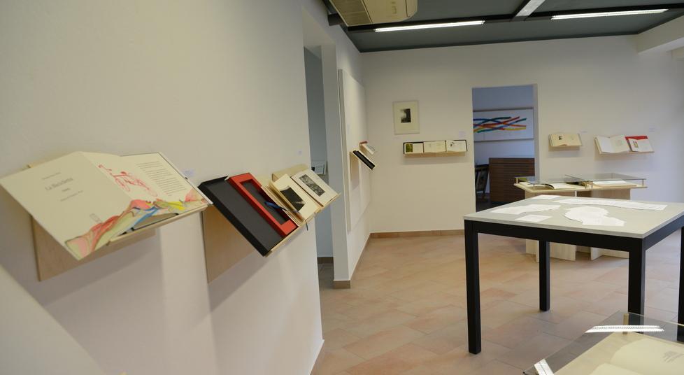 Arte e poesia si sposano nei piccoli gioielli di carta creati da Josef Weiss