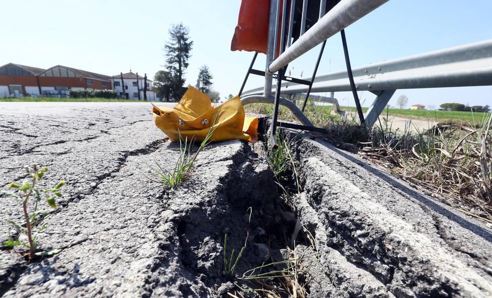 La provinciale 24 sta collassando Aumenta la frana verso il canale 
