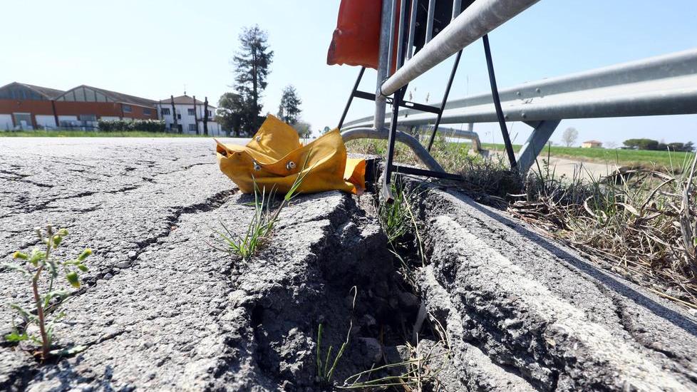 La provinciale 24 sta collassando Aumenta la frana verso il canale