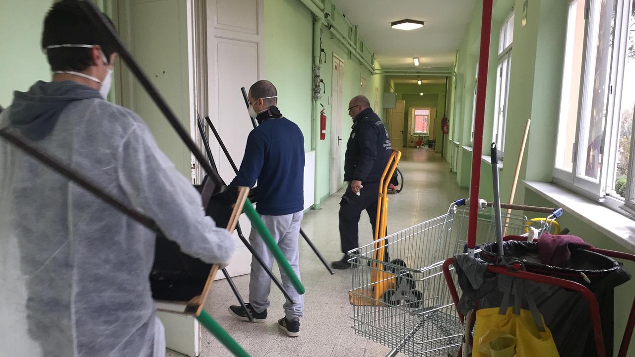 Le pulizie dopo i vandalismi all'istituto alberghiero Matteotti a Pisa