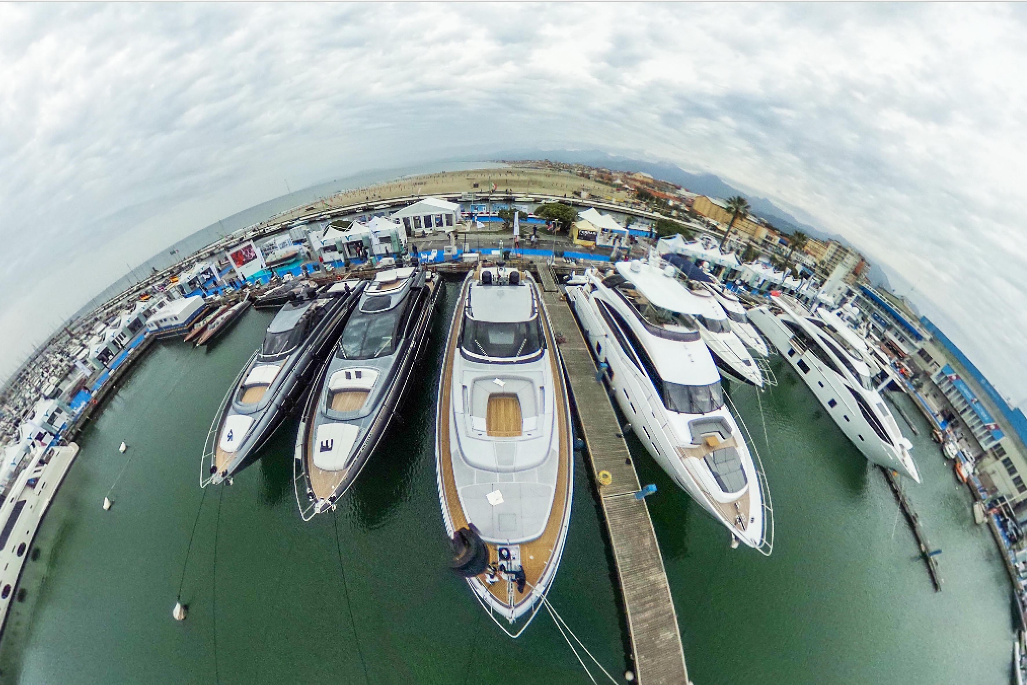 I mega yacht in mostra a Viareggio (Foto Massimo Sestini)