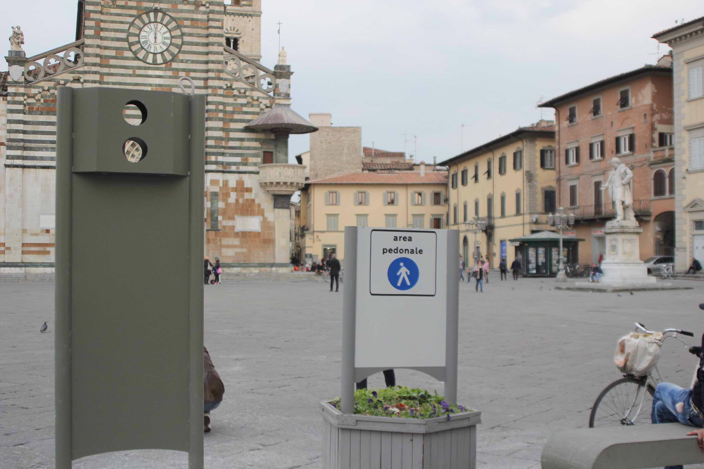 Il supporto per il semaforo che regola l'accesso nella zona pedonale di piazza Duomo