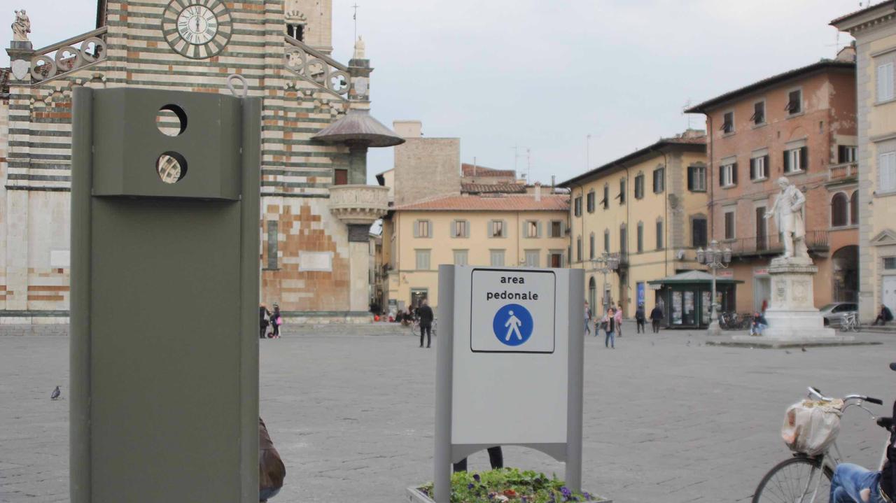 Il supporto per il semaforo che regola l'accesso nella zona pedonale di piazza Duomo