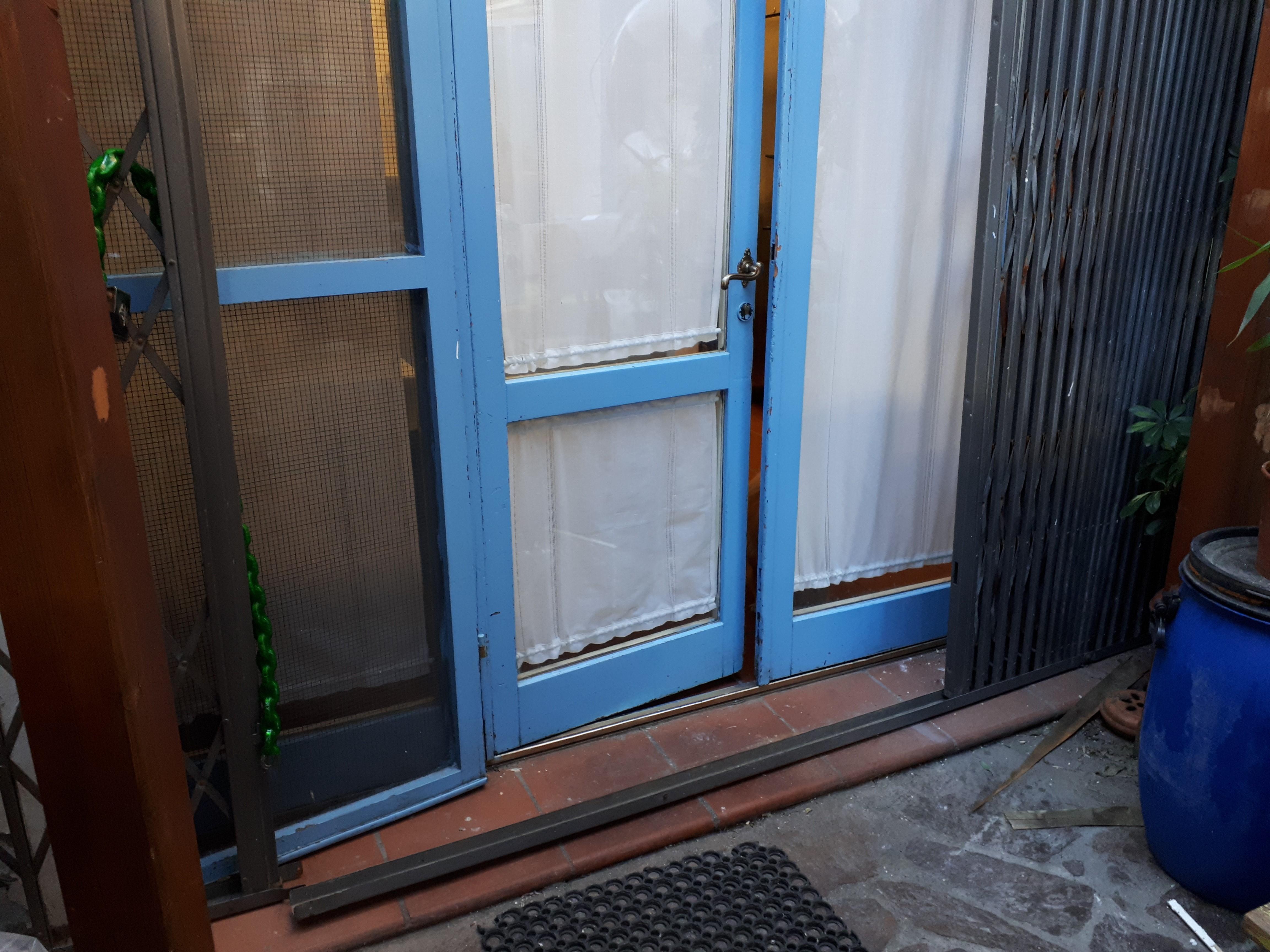 L'ingresso sul retro violato dai malviventi