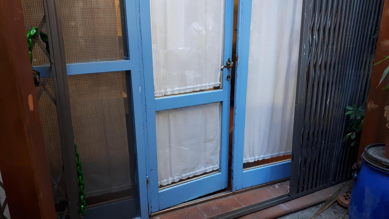 L'ingresso sul retro violato dai malviventi