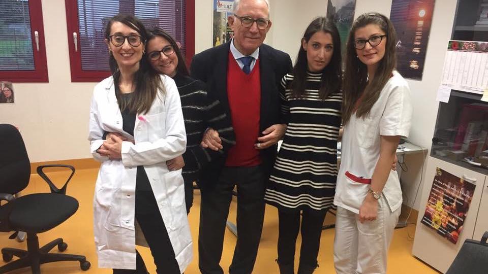 Al centro il presidente della Lilt di Prato, Roberto Benelli, insieme ad alcune volontarie