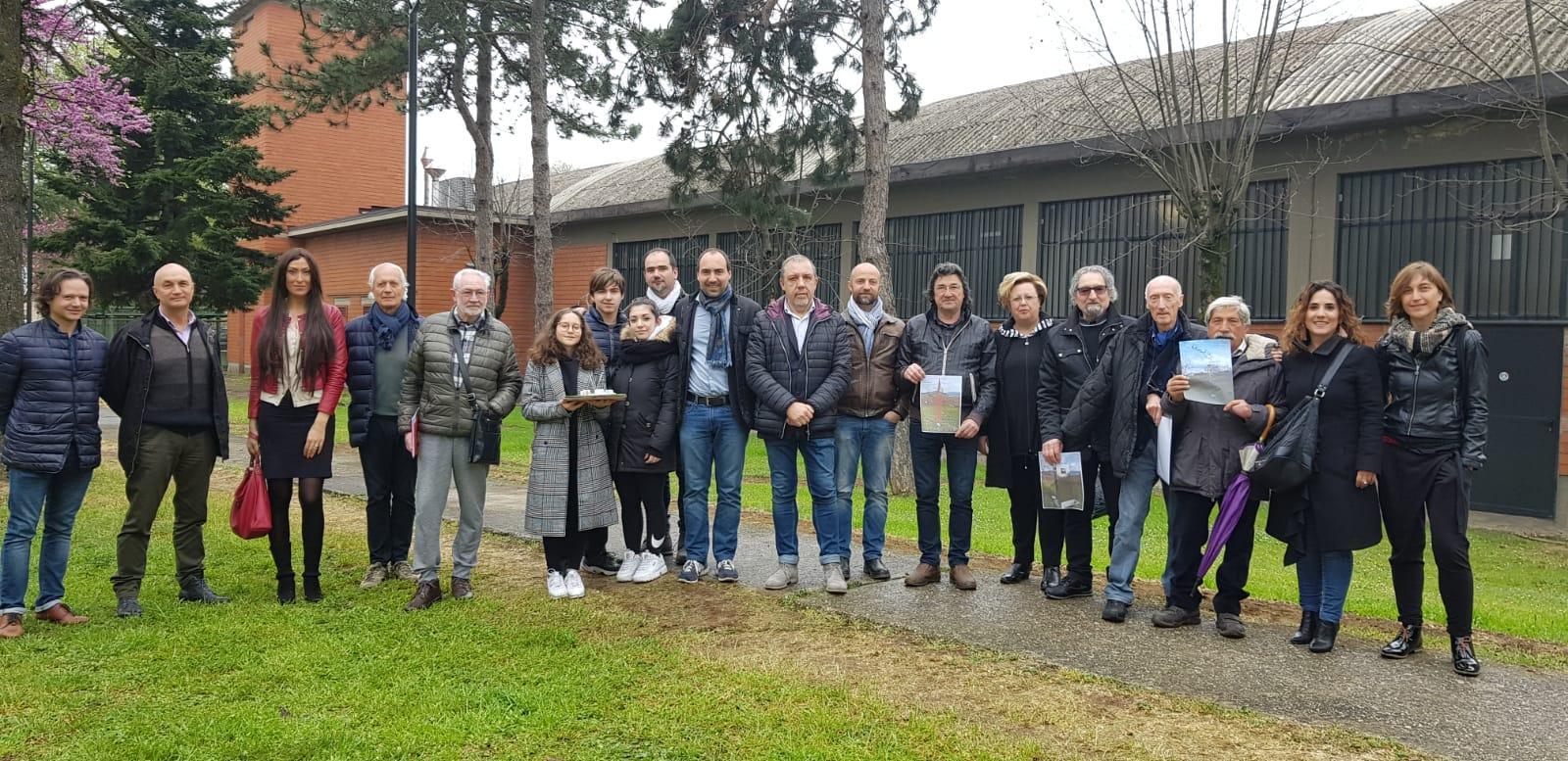 Nella foto il vice sindaco Calamai con alcuni degli artisti coinvolti nel progetto Fabbriche d'arte e gli studenti del Liceo Brunelleschi
