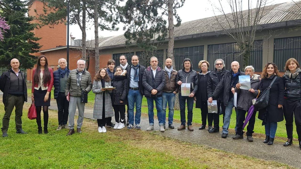 Nella foto il vice sindaco Calamai con alcuni degli artisti coinvolti nel progetto Fabbriche d'arte e gli studenti del Liceo Brunelleschi