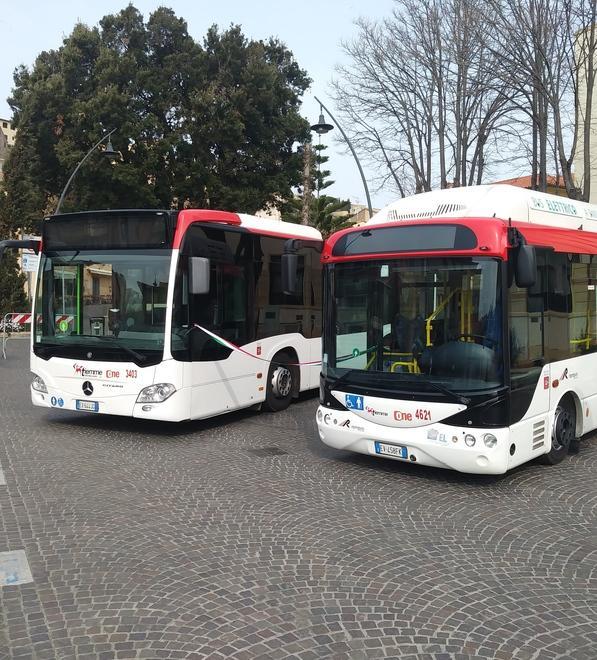 Pullman elettrici con biglietto a bordo E di sera scattano le corse gratuite 