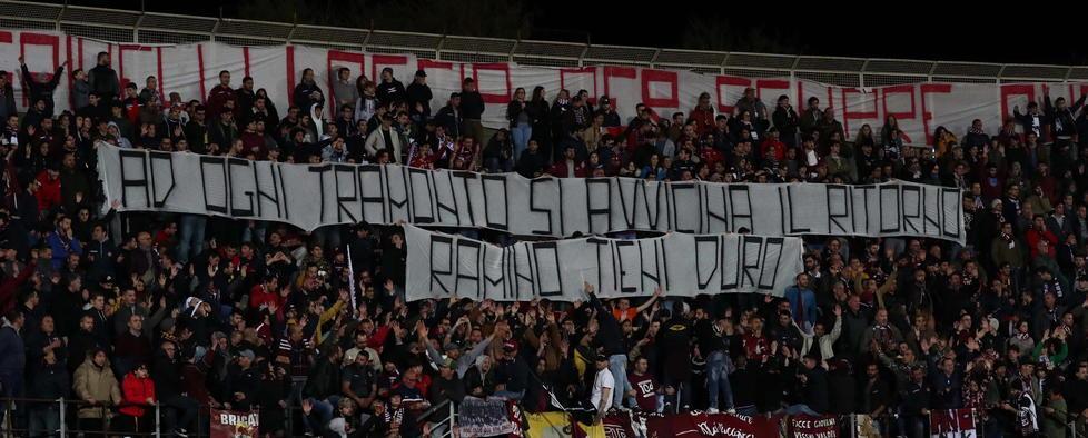 E a fine partita la curva grida “Forza ragazzi”