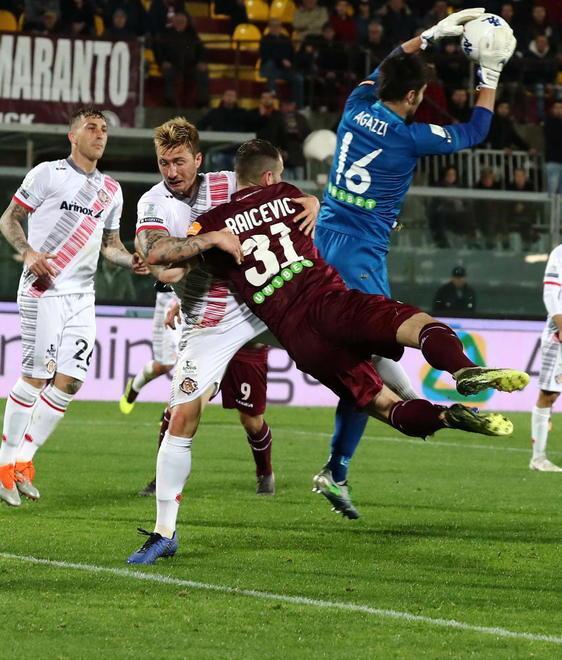 Livorno frana contro la Cremonese ma sul 2-1 c’era un rigore clamoroso 