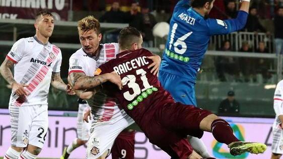 Livorno frana contro la Cremonese ma sul 2-1 c’era un rigore clamoroso