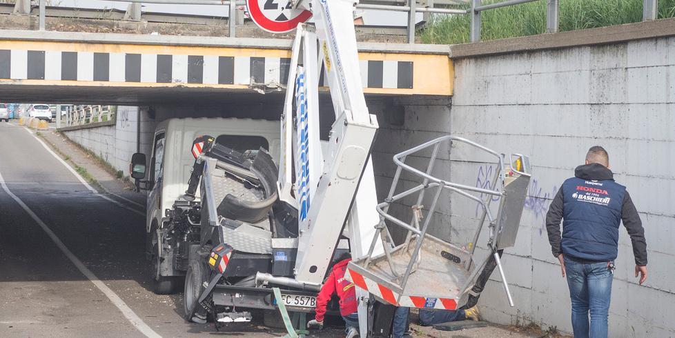Un altro camion incastrato