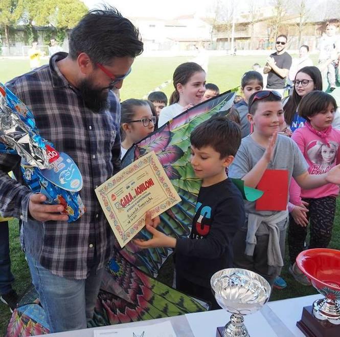 Aquiloni in cielo E un premio ai bambini 