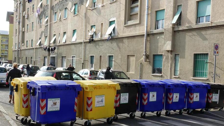 Rifiuti, scoppia la protesta a Shangai: cassoni in strada - Video