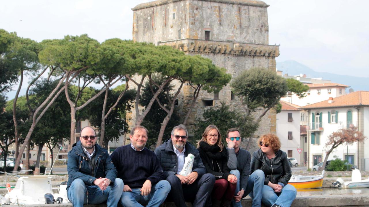 La redazione del Tirreno di Viareggio: da sinistra a destra Matteo Tuccini, Claudio Vecoli, Luciano Menconi, Melania Carnevali, Cesare Bonifazi e Donatella Francesconi