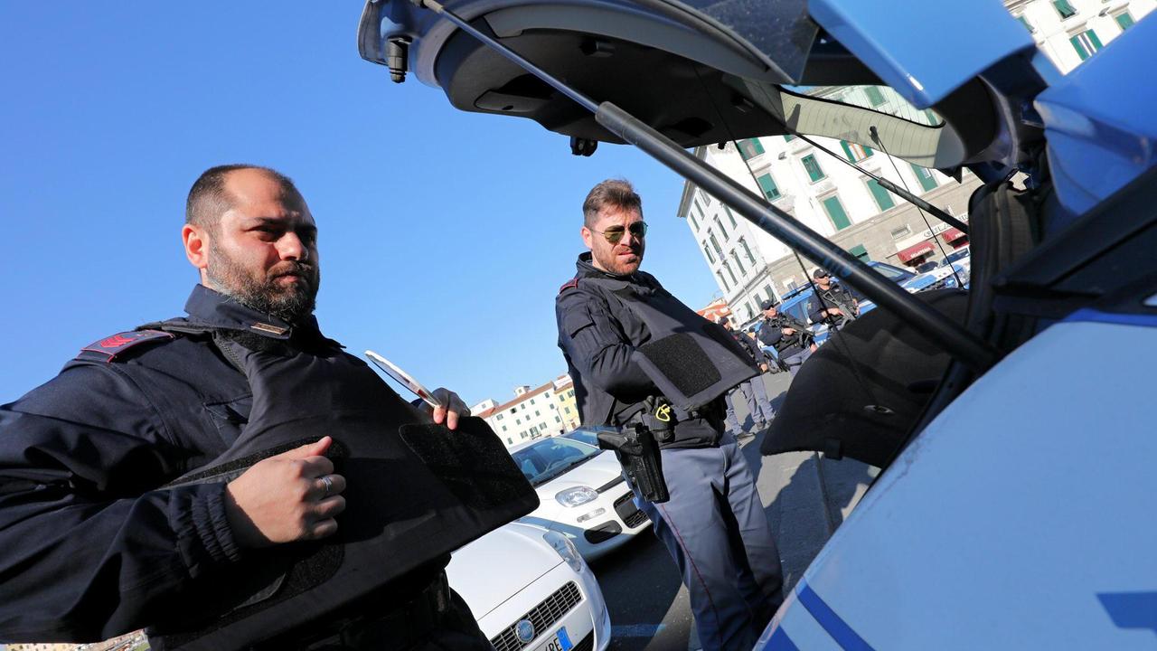 Alcuni agenti della polizia di Stato in servizio a Livorno (foto d'archivio)
