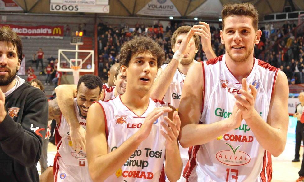 Il giovanissimo Davide Moretti (a sx) con la maglia della serie A del Pistoia Basket (Foto Gori)