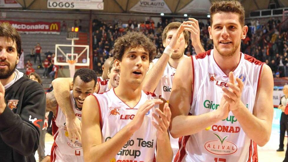 Il giovanissimo Davide Moretti (a sx) con la maglia della serie A del Pistoia Basket (Foto Gori)
