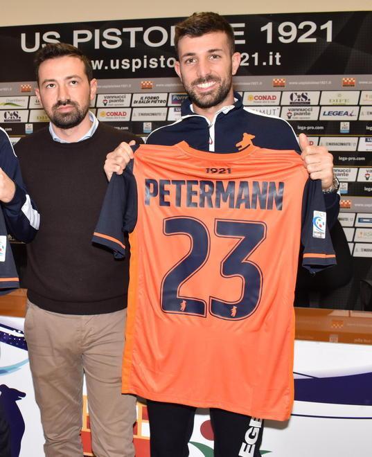 Petermann durante la sua presentazione con accanto il dg  Ferrari