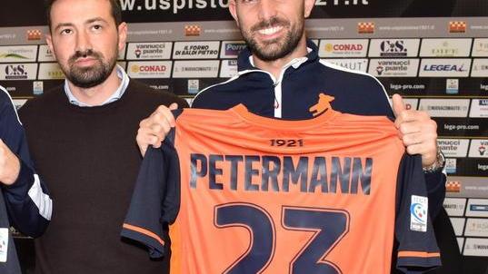 Petermann durante la sua presentazione con accanto il dg Ferrari
