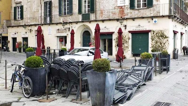 Gli arredi e sullo sfondo l’ingresso del conosciutissimo locale pisano ormai chiuso