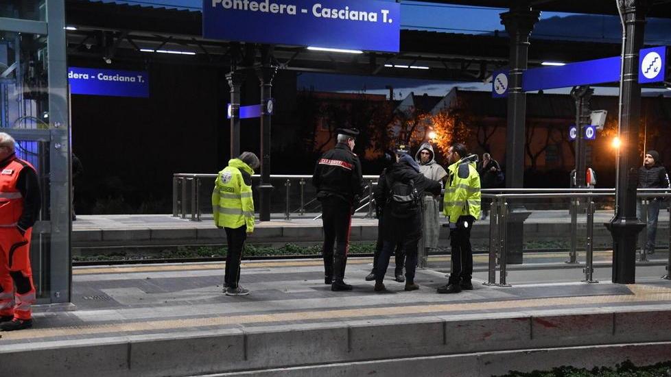 Forze dell'ordine alla stazione di Pontedera nel giorno del suicidio di Fatima (Foto F. Silvi)