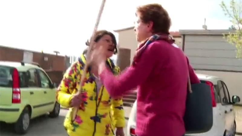 Troupe della Rai aggredita da nomadi nella baraccopoli. Salvini: "Sarò presto a Prato"