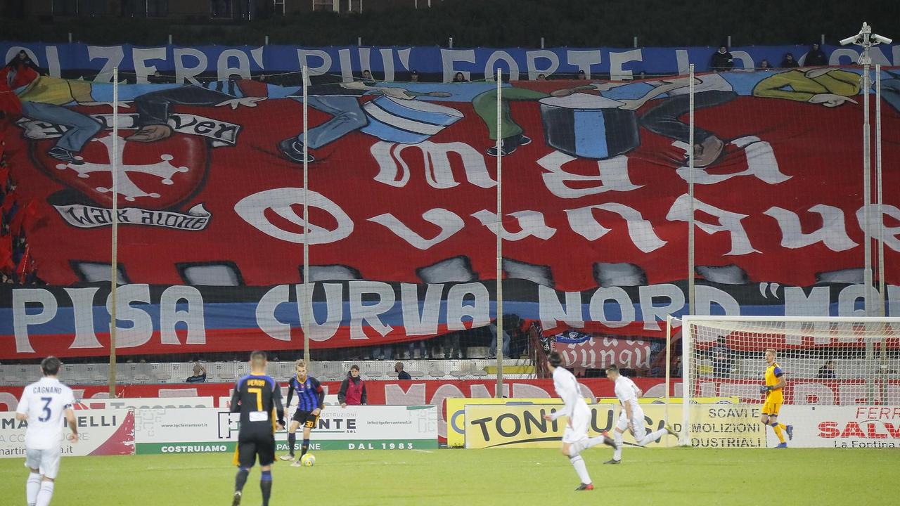 La curva Nord dell'Arena imbandierata