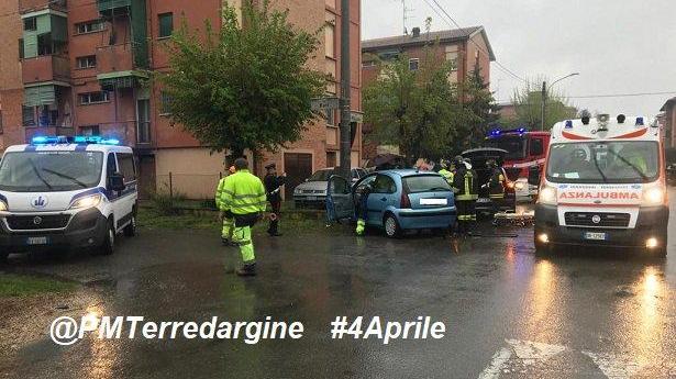 Carpi, schianto a un incrocio in via Remesina: un ferito