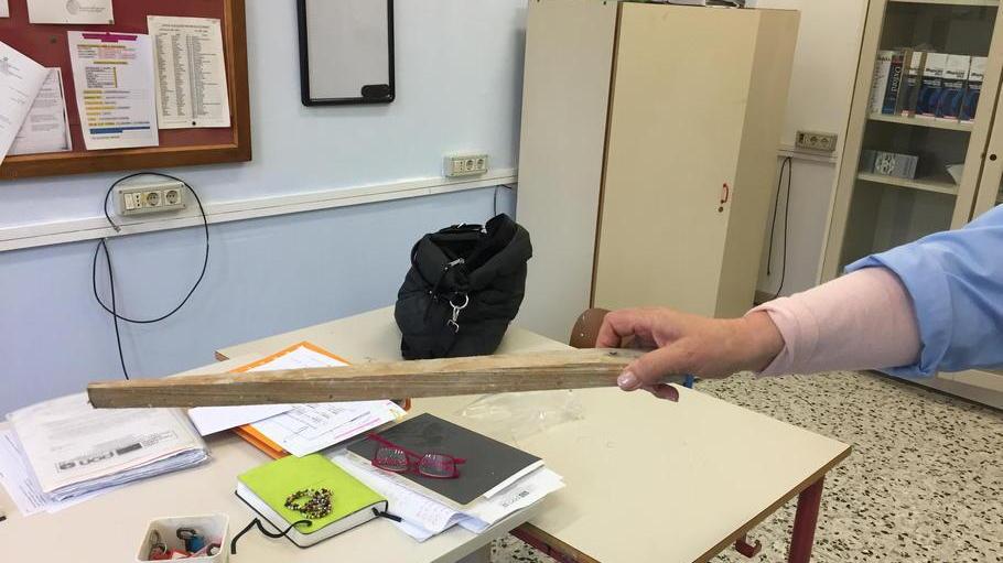 Il pezzo di legno utilizzato dai ladri per forzare la finestra e ritrovato nella scuola
