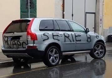 Auto devastata dai vandali dopo la partita