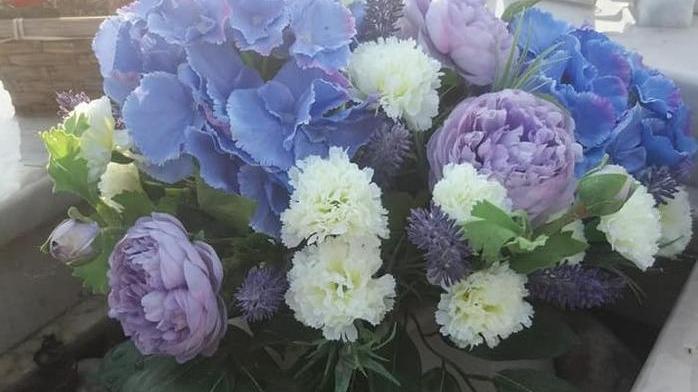Un bouquet per il padre morto ma al cimitero glielo rubano