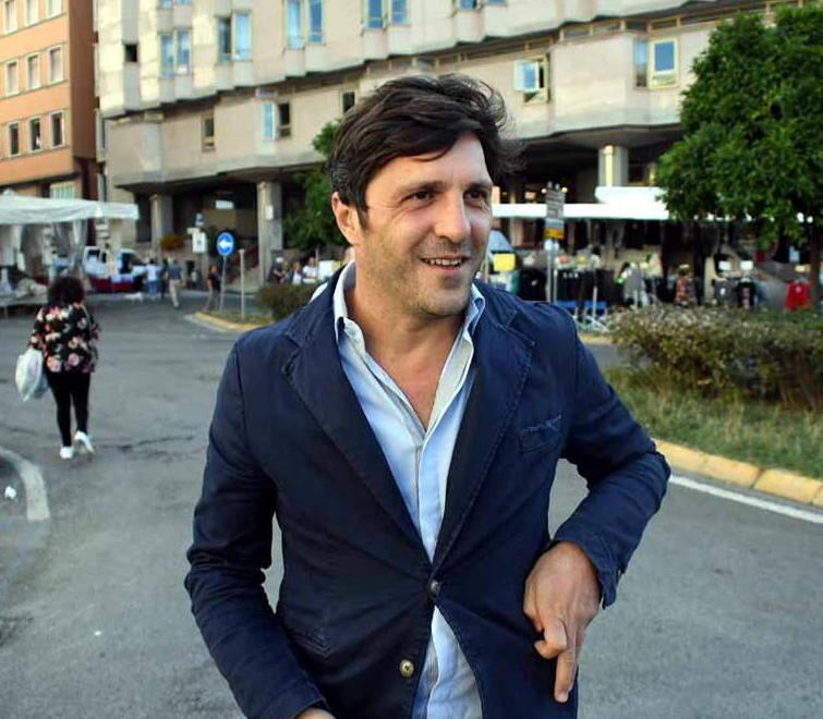 Raccolta rifiuti a singhiozzo, cassonetti strapieni 