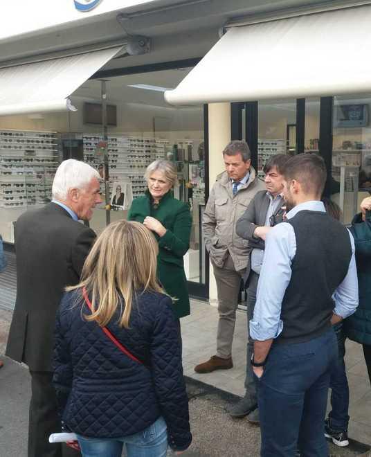 I commercianti: una rotonda tra via di Tiglio e via Castracani 
