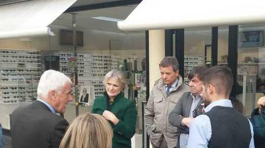 I commercianti: una rotonda tra via di Tiglio e via Castracani