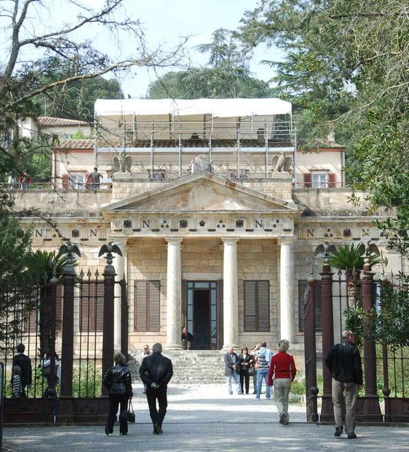 I tour operator «Un danno enorme, già venduti pacchetti con visita alle Ville» 