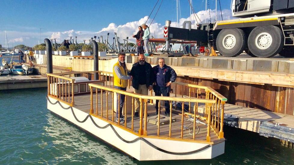 Messo in acqua il battello per risalire il Cecina