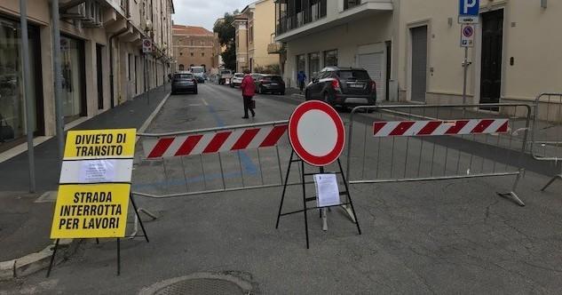 Fogna ko, Fiora al lavoro