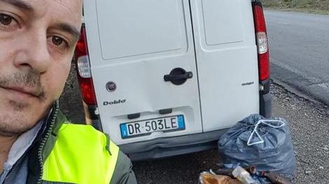 Passeggia nel verde per pulire i boschi dai cumuli di rifiuti abbandonati