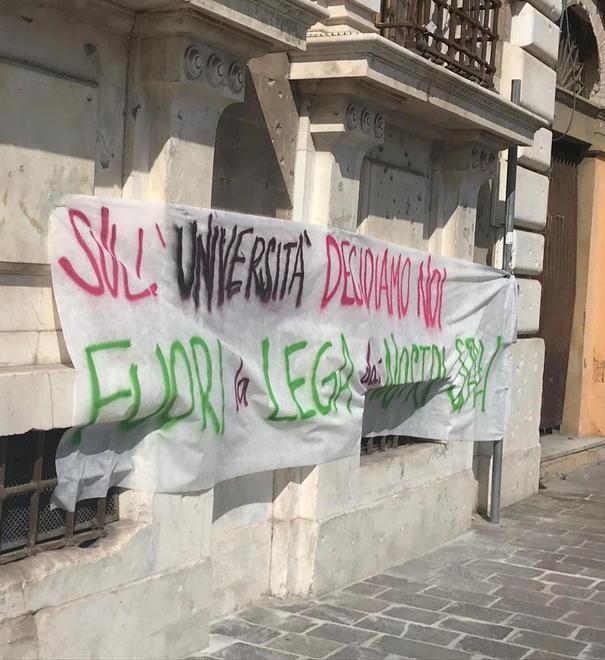 Un vetro e un grosso vaso in frantumi