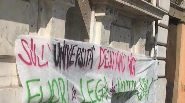 Un vetro e un grosso vaso in frantumi