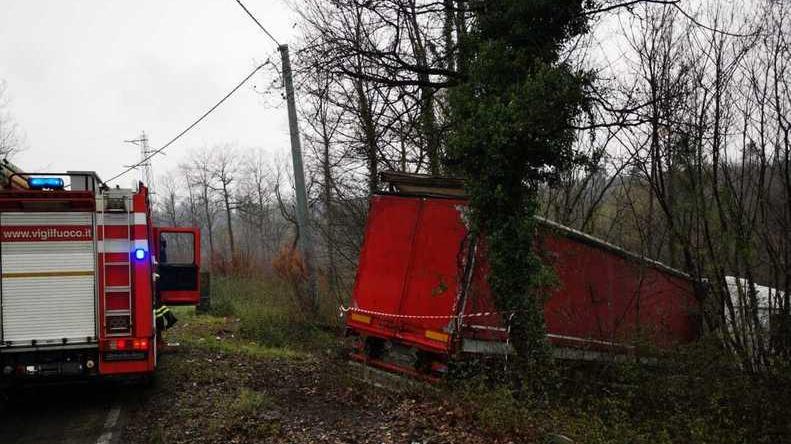 Tir finisce fuori strada sulla provinciale vietata ai mezzi pesanti