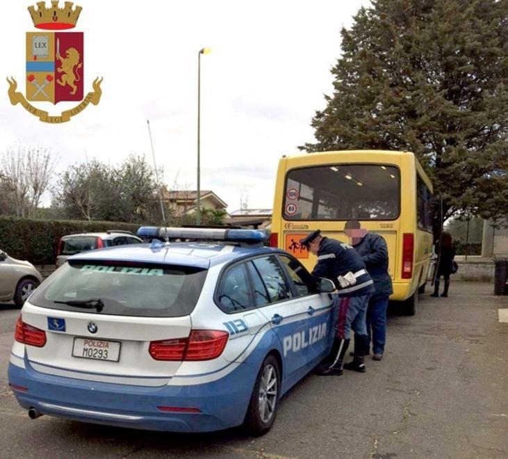 Sullo scuolabus per i bambini viaggiavano i ragazzi delle superiori