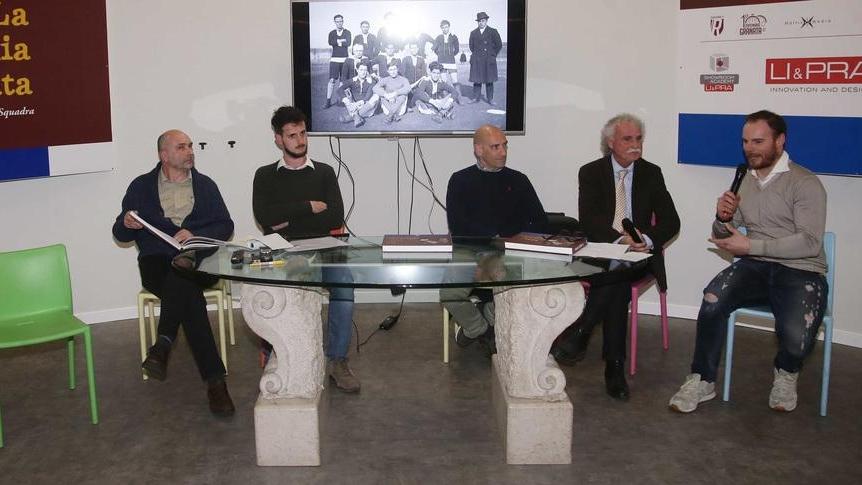 In tanti a Scandiano alla presentazione del libro “La maglia granata”