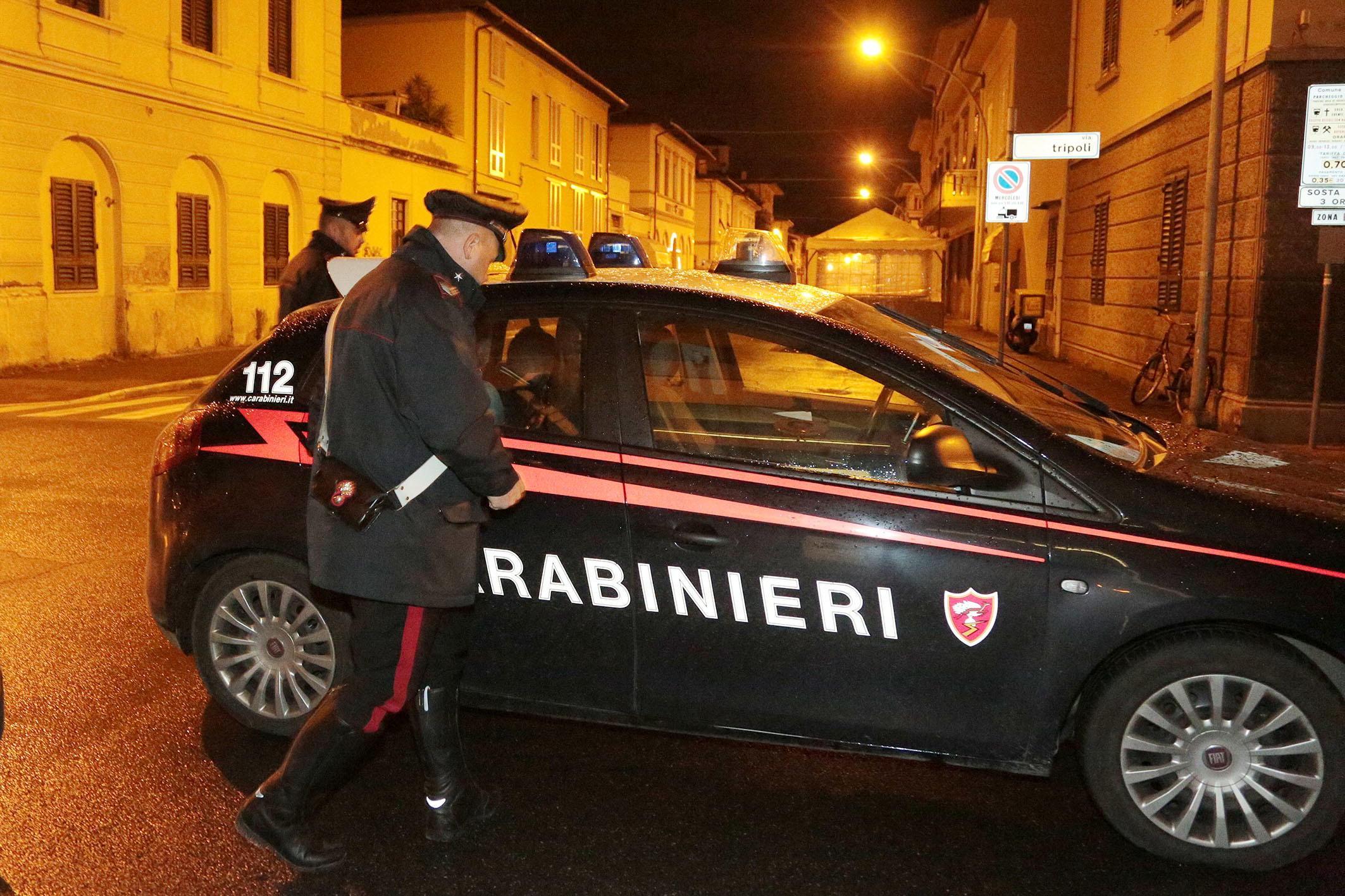 Irrompe in casa della ex e la minaccia: arrestato