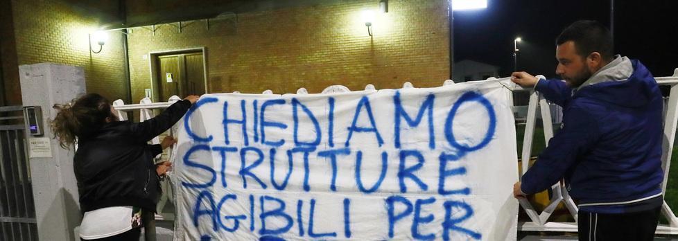 Pannolino in piscina per la bimba disabile. La famiglia non ci sta, la scuola linciata sul web 